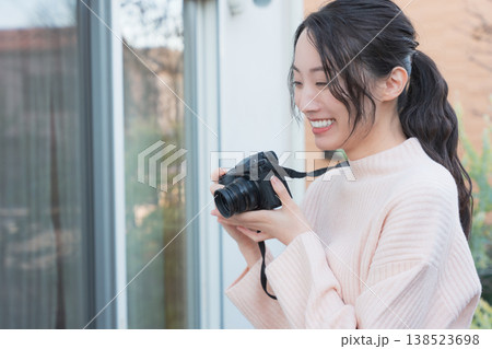 レトロ感のある縁側で母を撮る仲良し母娘のポートレート レトロ感のある縁側で母を撮る仲良し母娘のポートレート 138523698