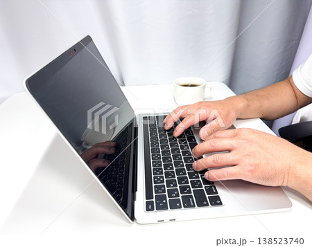 在宅ワークをする30代男性 在宅ワークをする30代男性 138523740