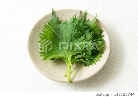 小皿に乗せた紫蘇　白背景 138523744