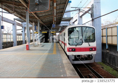 神戸電鉄ウッディタウン中央駅に停車する三田行き普通電車 138523775