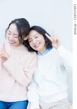 縁側でスマホ自撮りする仲良し母娘のポートレート 縁側でスマホ自撮りする仲良し母娘のポートレート 138523951
