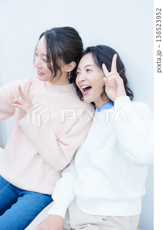 縁側でスマホ自撮りする仲良し母娘のポートレート 138523952