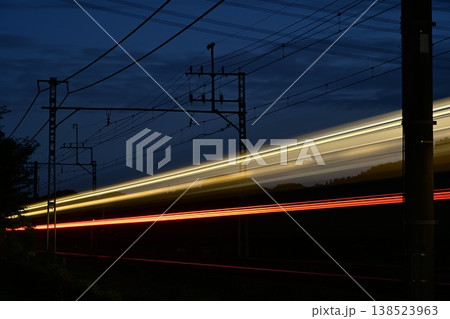 晩夏の夕暮れ、栃木路を疾走するスペーシアX12号 138523963