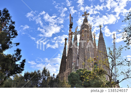 十字架が設置されたサグラダファミリア 138524037