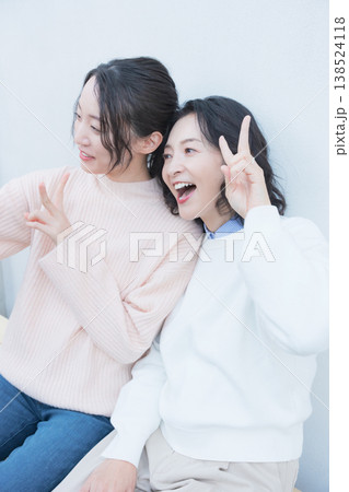 レトロ感のある縁側でスマホ自撮りする仲良し母娘のポートレート 138524118