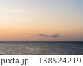 夕焼けと水平線 138524219
