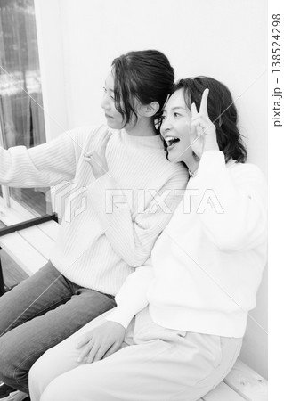 縁側でスマホ自撮りする仲良し母娘のモノクロポートレート 縁側でスマホ自撮りする仲良し母娘のモノクロポートレート 138524298
