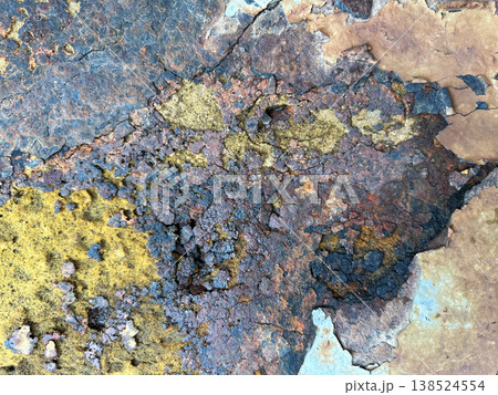 錆び付いてボロボロになった金属製の板 錆び付いてボロボロになった金属製の板 138524554