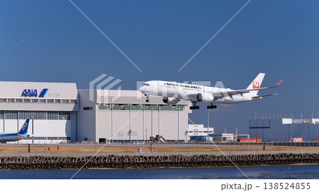 羽田A滑走路へ進入する旅客機 羽田A滑走路へ進入する旅客機 138524855