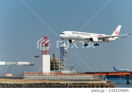 羽田A滑走路へ進入する旅客機 138524864