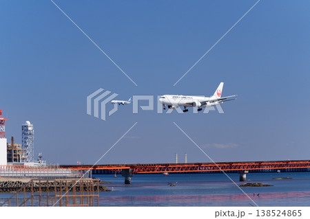 羽田A滑走路へ進入する旅客機 138524865