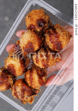 購入して蓋をあけた揚げたこ焼き 購入して蓋をあけた揚げたこ焼き 138525069