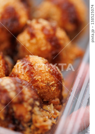購入して蓋をあけた揚げたこ焼き 購入して蓋をあけた揚げたこ焼き 138525074