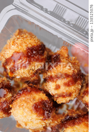 購入して蓋をあけた揚げたこ焼き 138525076
