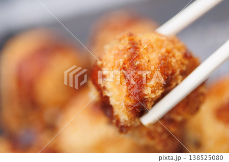 箸で持った揚げたこ焼き 138525080