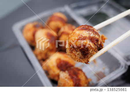 箸で持った揚げたこ焼き 138525081