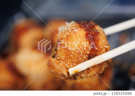 箸で持った揚げたこ焼き 箸で持った揚げたこ焼き 138525098