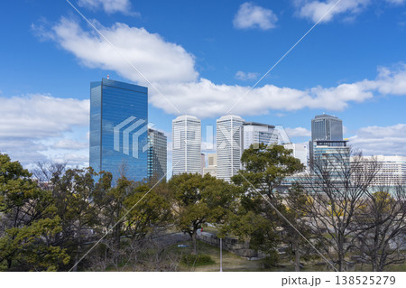 大阪城公園から見えるOBP　桜咲く季節 138525279