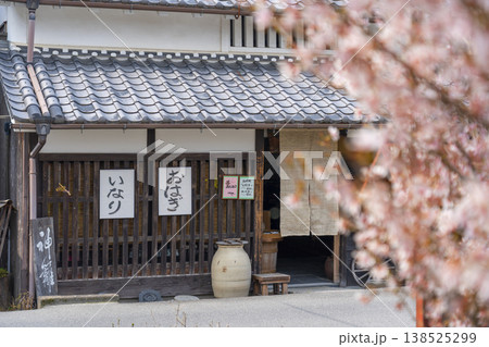 明日香村　ひもろぎと桜 138525299