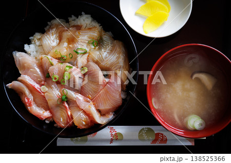 スーパーに併設された食堂のミックス漬丼（青森県） 138525366