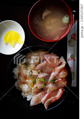 スーパーに併設された食堂のミックス漬丼(青森県) スーパーに併設された食堂のミックス漬丼(青森県) 138525367
