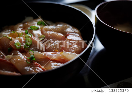スーパーに併設された食堂のミックス漬丼(青森県) スーパーに併設された食堂のミックス漬丼(青森県) 138525370