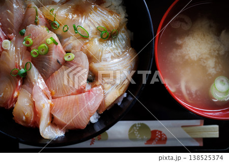 ローカルスーパーに併設された食堂のミックス漬丼(青森県) ローカルスーパーに併設された食堂のミックス漬丼(青森県) 138525374