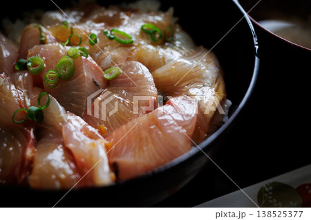 ローカルスーパーに併設された食堂のミックス漬丼(青森県) ローカルスーパーに併設された食堂のミックス漬丼(青森県) 138525377