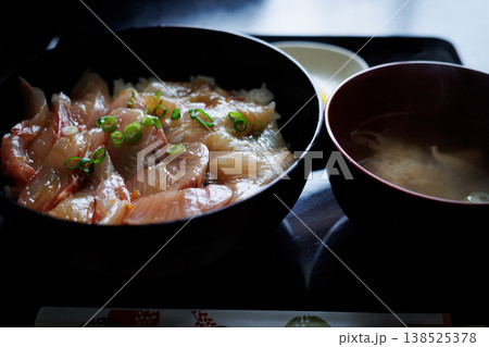 ローカルスーパーに併設された食堂のミックス漬丼(青森県) ローカルスーパーに併設された食堂のミックス漬丼(青森県) 138525378