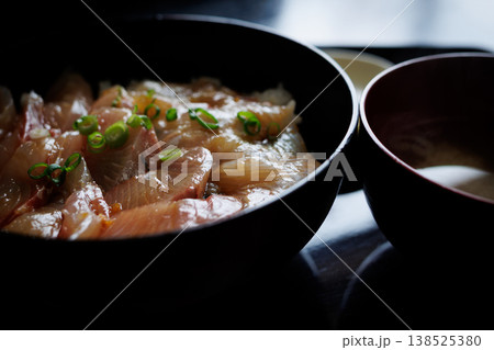 ローカルスーパーに併設された食堂のミックス漬丼（青森県） 138525380