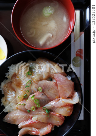 ローカルスーパーに併設された食堂のミックス漬丼(青森県) ローカルスーパーに併設された食堂のミックス漬丼(青森県) 138525381
