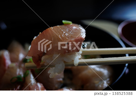 青森ローカルスーパーに併設された食堂のミックス漬丼 青森ローカルスーパーに併設された食堂のミックス漬丼 138525388