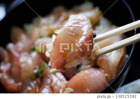 青森県のローカルスーパーに併設された食堂のミックス漬丼 138525392