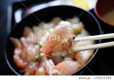 青森県のローカルスーパーに併設された食堂のミックス漬丼 138525394