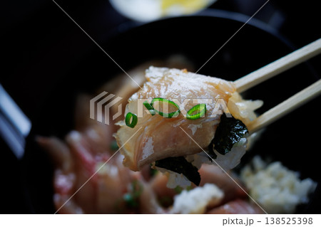 青森県のローカルスーパーに併設された食堂のミックス漬丼 138525398