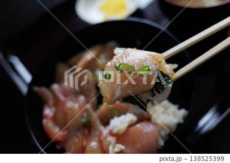 青森県のローカルスーパーに併設された食堂のミックス漬丼 青森県のローカルスーパーに併設された食堂のミックス漬丼 138525399