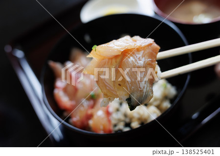 青森県のローカルスーパーに併設された食堂のミックス漬丼 青森県のローカルスーパーに併設された食堂のミックス漬丼 138525401