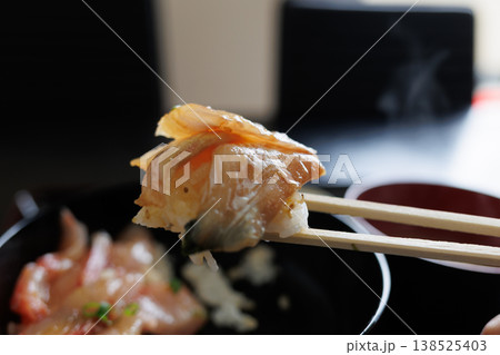 青森県のローカルスーパーに併設された食堂のミックス漬丼のヒラメ 青森県のローカルスーパーに併設された食堂のミックス漬丼のヒラメ 138525403