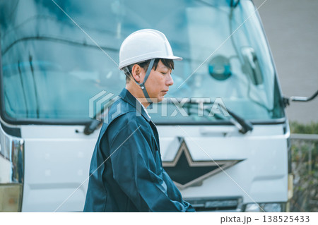中年トラックドライバー 138525433