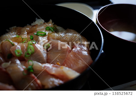 ローカルスーパーのミックス漬け丼(青森県) ローカルスーパーのミックス漬け丼(青森県) 138525672