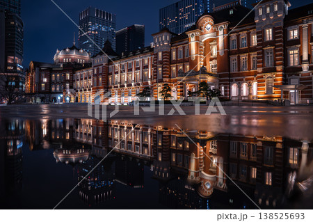 雨上がりの東京駅丸の内駅舎(冬の夜景・東京都千代田区) 雨上がりの東京駅丸の内駅舎(冬の夜景・東京都千代田区) 138525693