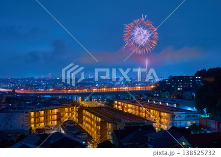 川崎市多摩区長尾の夜景(東名高速,高津区など)と花火を見る 138525732