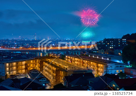 川崎市多摩区長尾の夜景(東名高速,高津区など)と花火を見る 138525734