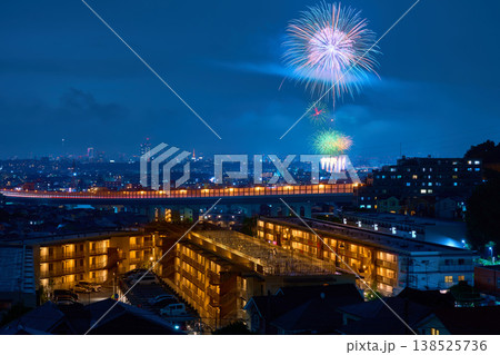 川崎市多摩区長尾の夜景(東名高速,高津区など)と花火を見る 138525736