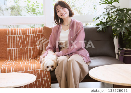 リビングでマルチーズと遊ぶ女性 犬のいる暮らし ペットと過ごすライフスタイル リビングでマルチーズと遊ぶ女性 犬のいる暮らし ペットと過ごすライフスタイル 138526051