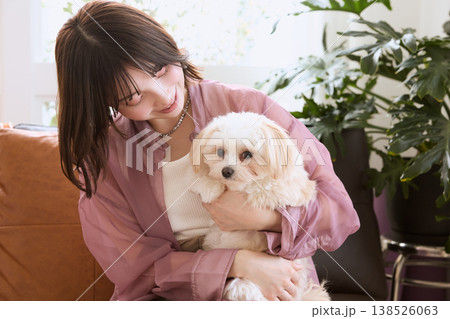 マルチーズを抱いて見つめ合う女性 ペットと暮らす癒しの時間 犬とのコミュニケーション マルチーズを抱いて見つめ合う女性 ペットと暮らす癒しの時間 犬とのコミュニケーション 138526063