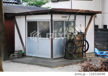 住宅街のプレハブ小屋 138526096
