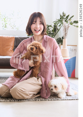 トイプードルとマルチーズにおやつをあげる女性 多頭飼いの犬のいる暮らし 138526149