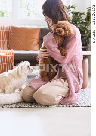 トイプードルとマルチーズにおやつをあげる女性 多頭飼いの犬のいる暮らし トイプードルとマルチーズにおやつをあげる女性 多頭飼いの犬のいる暮らし 138526152