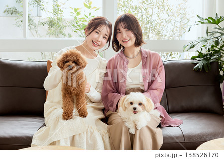 トイプードルとマルチーズと暮らす女性たち 犬のいるライフスタイル 138526170